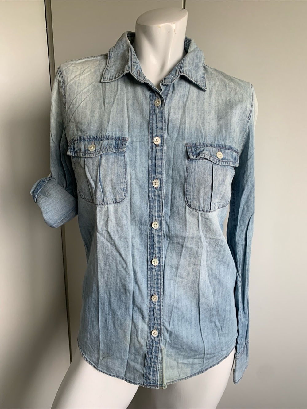 J.Crew chambray women’s size 2 blue denim long sleeve button-up roll tab shirt